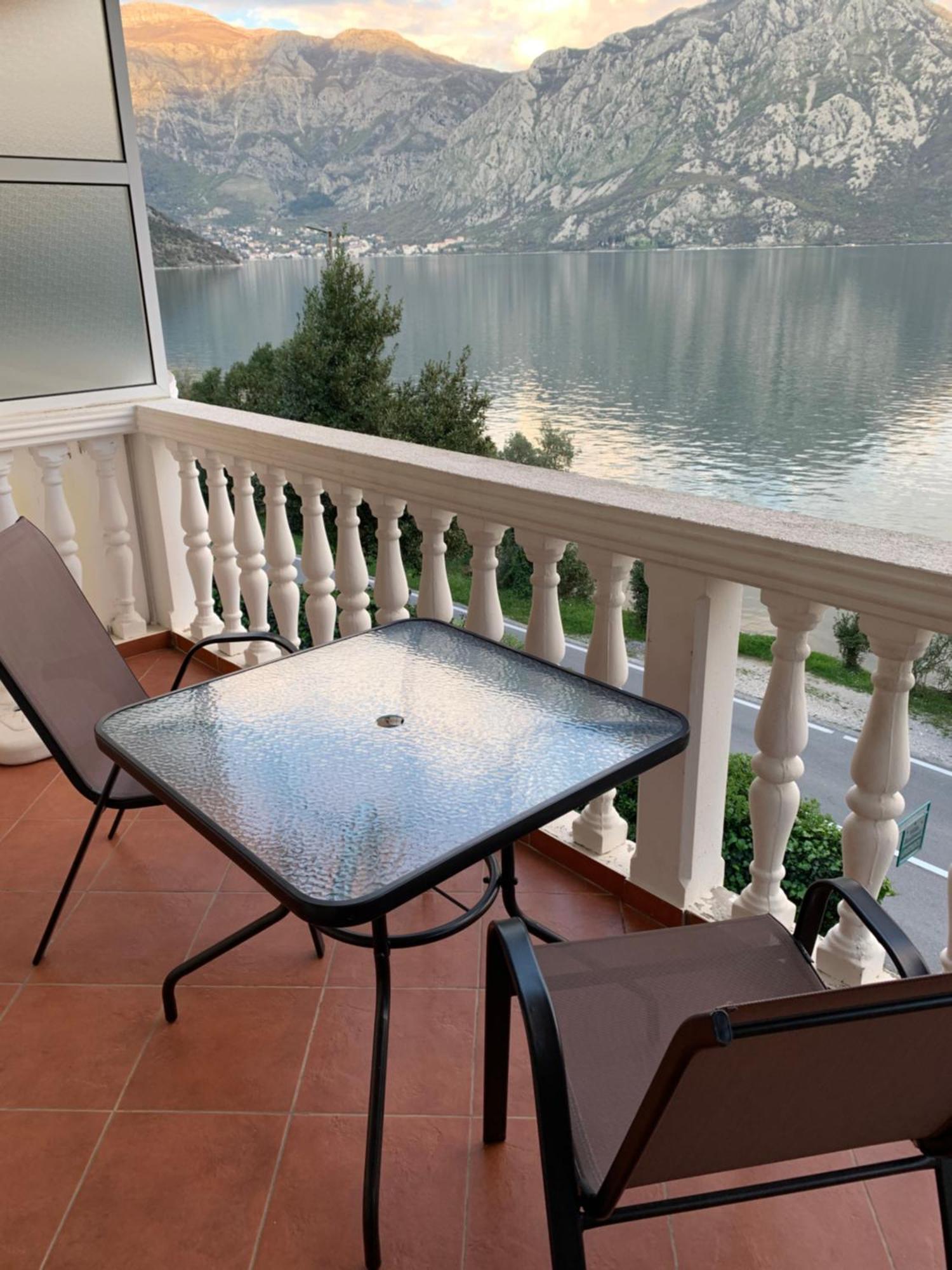 Apartments Villa Radonic Donji Morinj Eksteriør billede